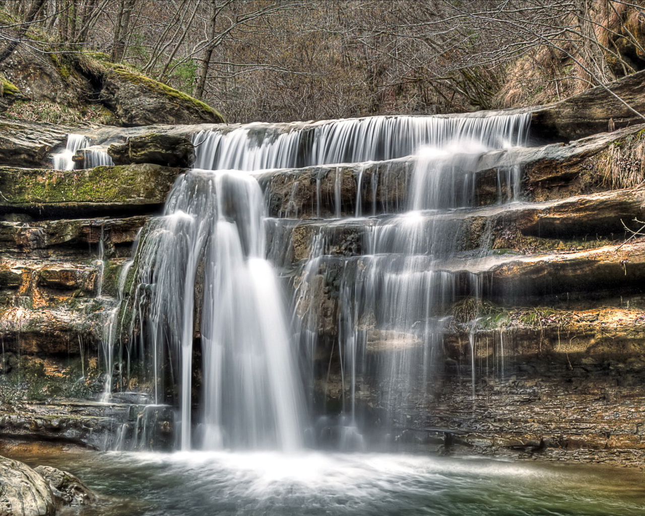 Река течет по ступеням