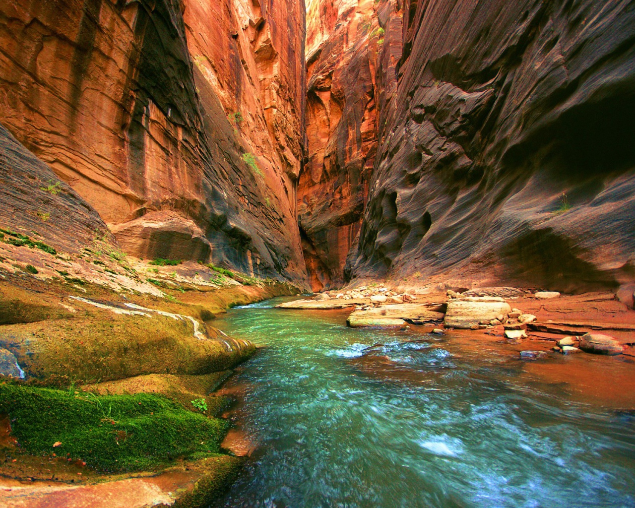 Река течет по ущелью