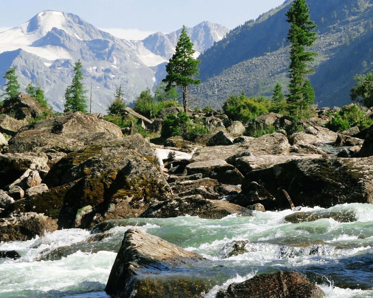 Бурная горная река