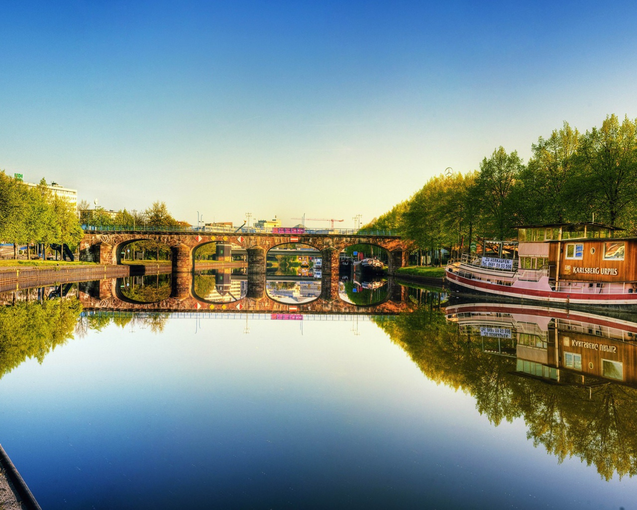 Катер плывет по реке