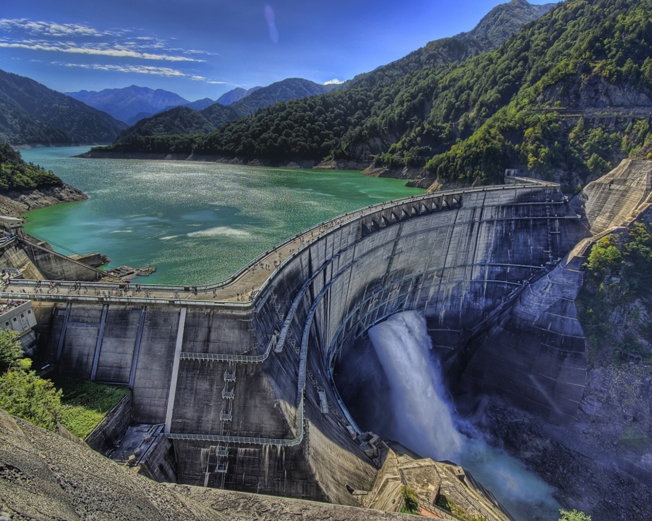 Плотина на реке Куробе