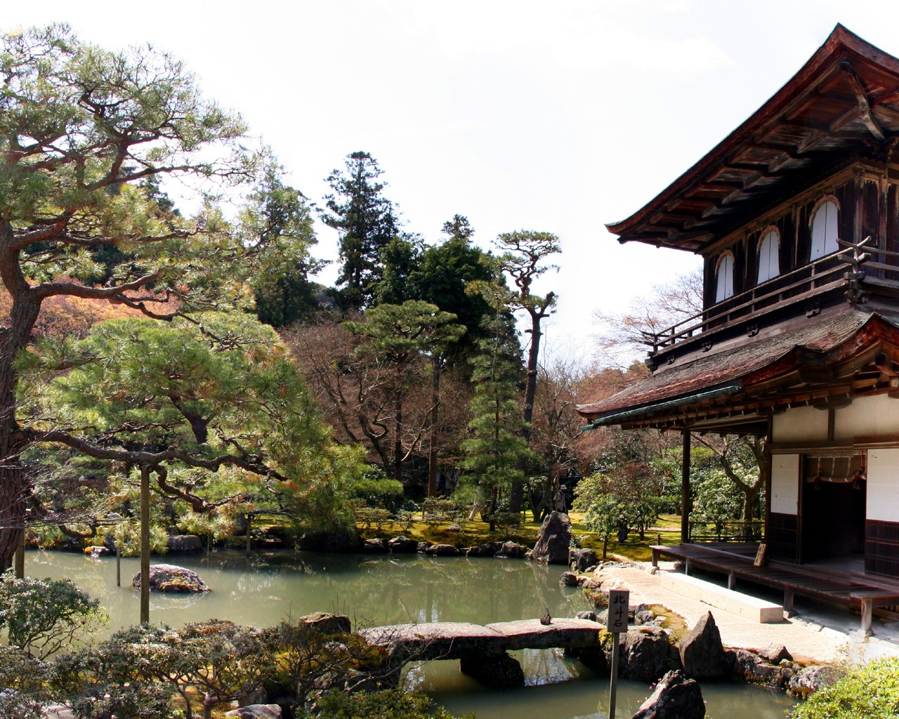 Дом на берегу реки