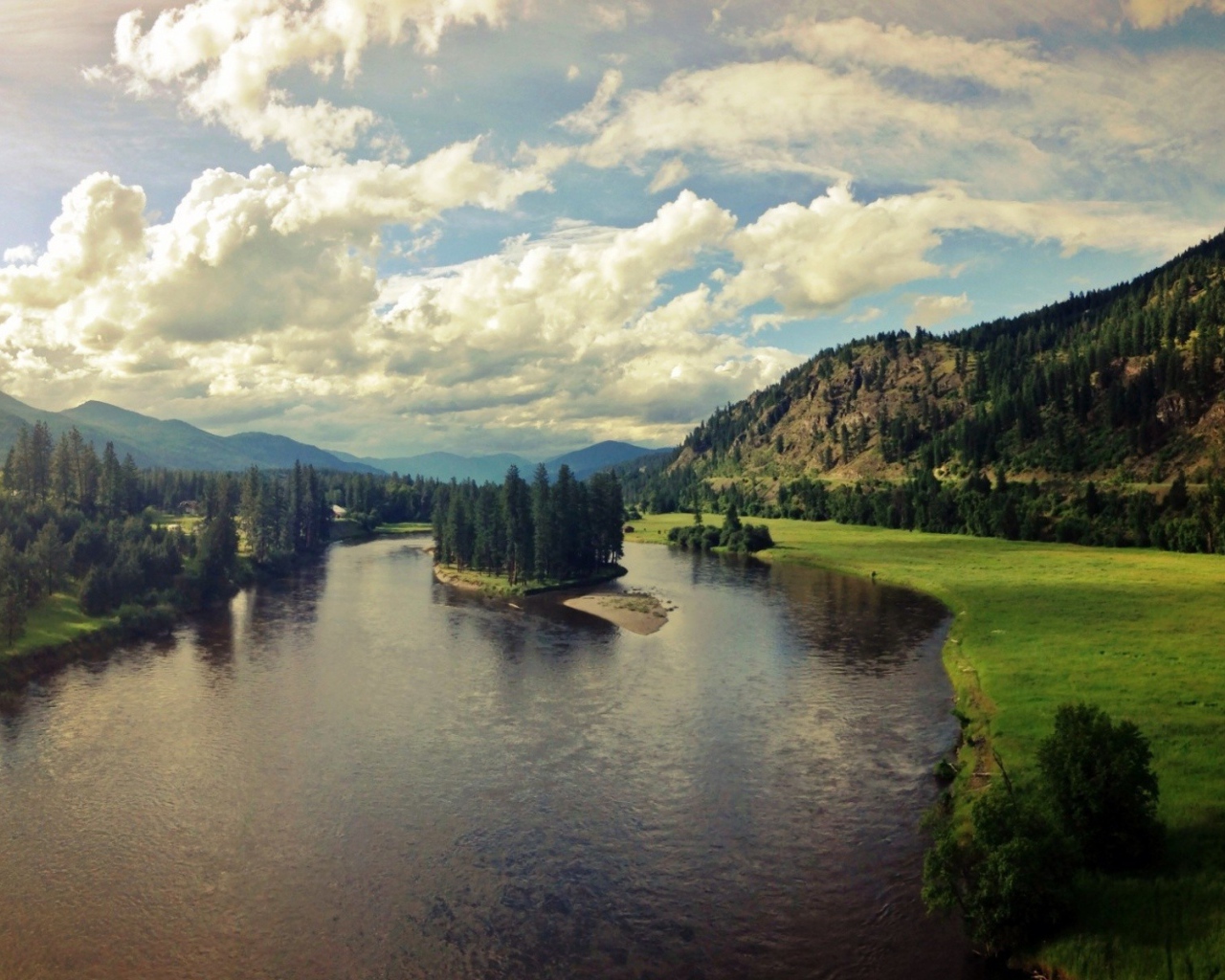 Остров на реке