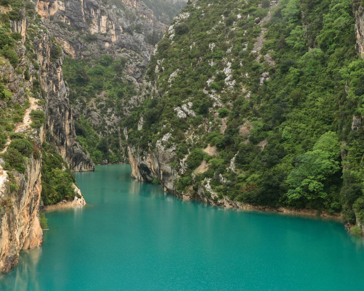 Озеро в ущелье