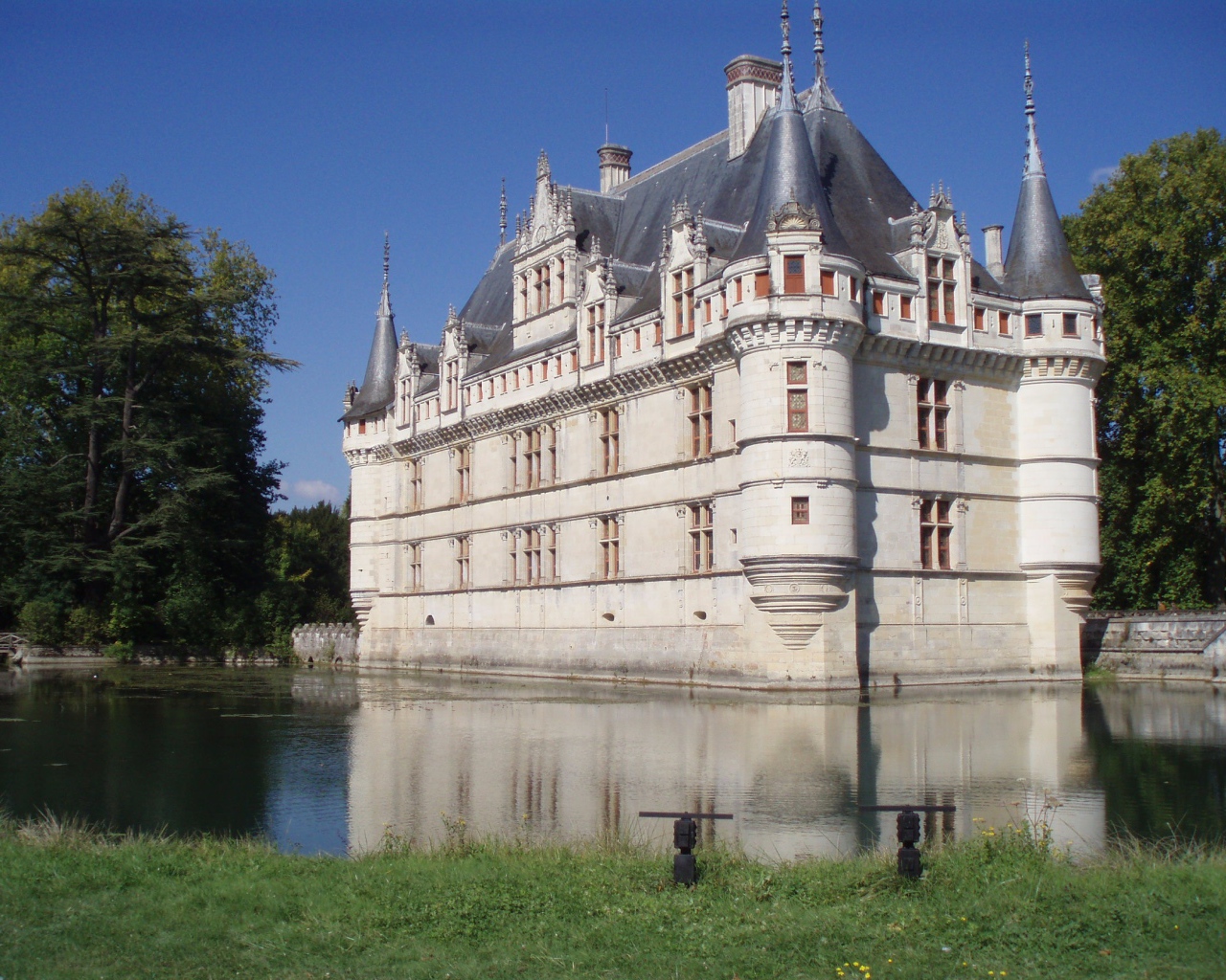 Храм окруженный водой