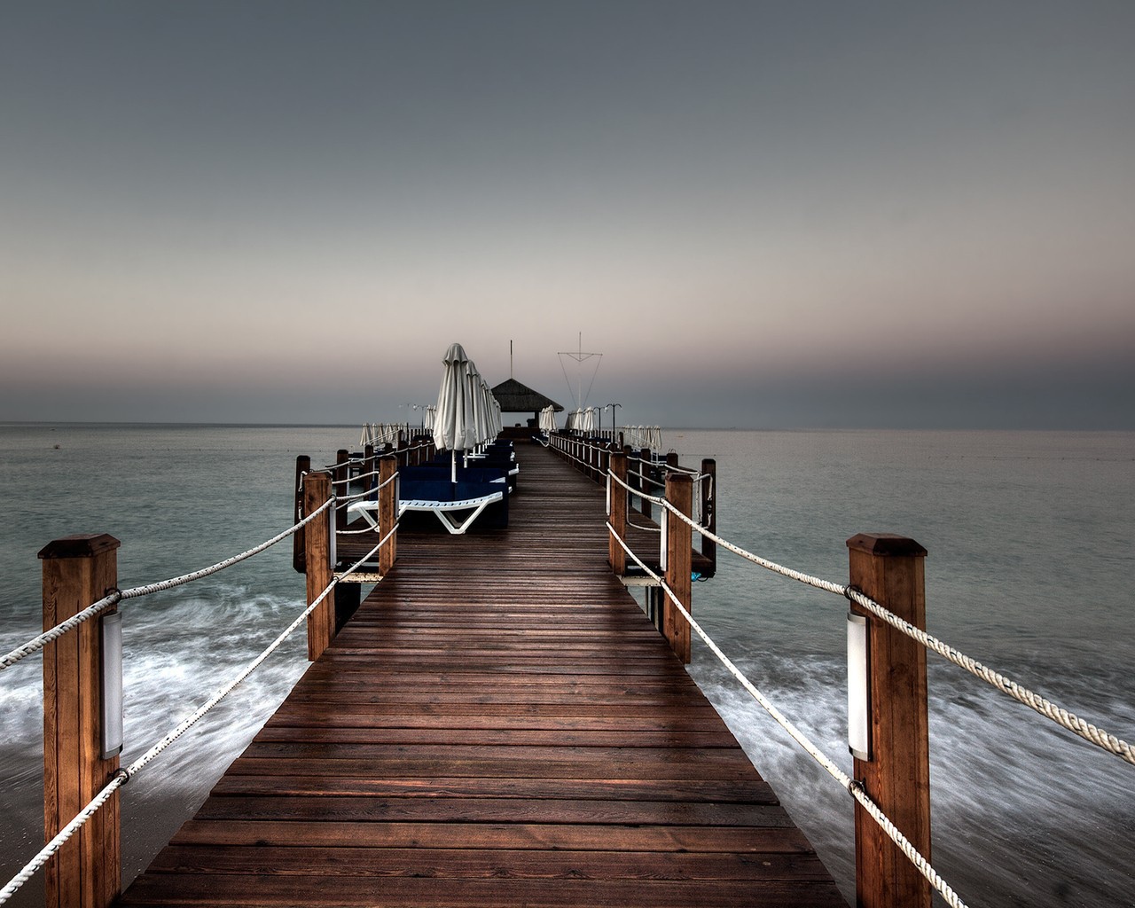 Деревянный мостик в море для отдыха