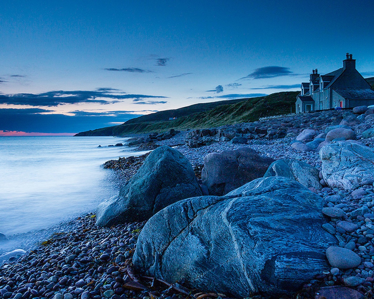 Костел на каменистом берегу