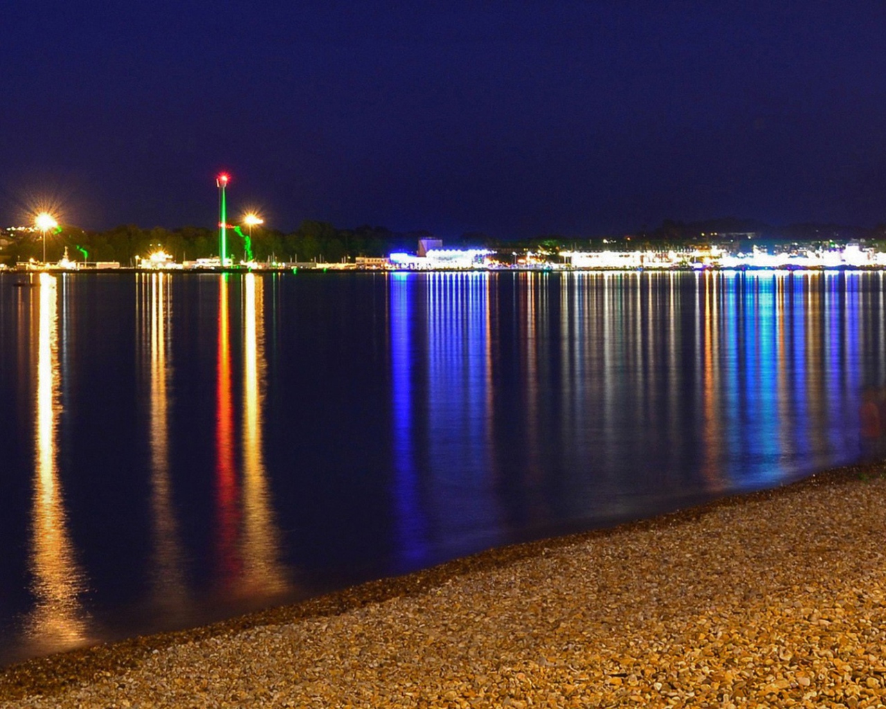 Вид на город через залив ночью