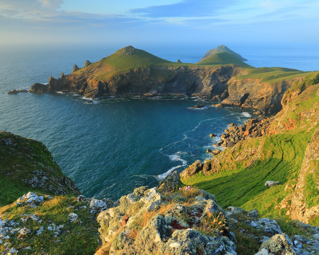 Зеленый мыс и туманная даль моря