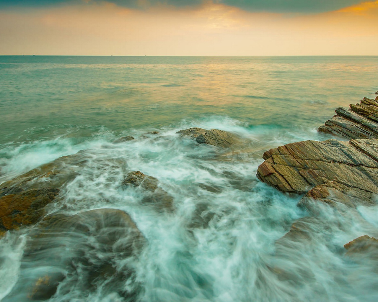 Морские волны на камнях