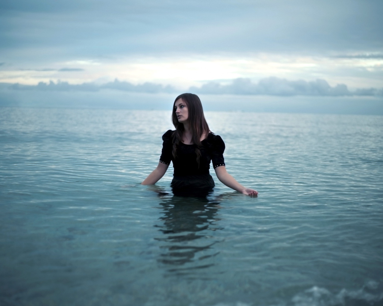 Девушка выходит из моря