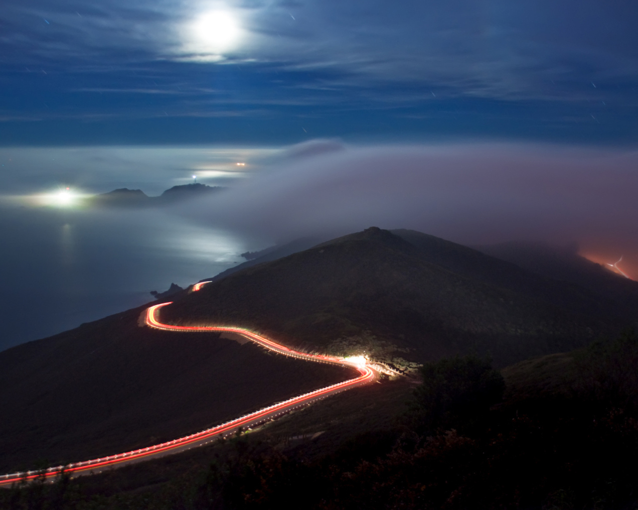 Освещенная дорога по берегу моря