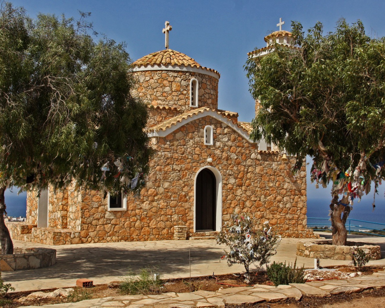 Религиозный храм у моря