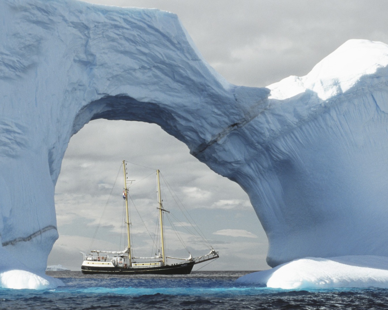 Корабль в Антарктиде