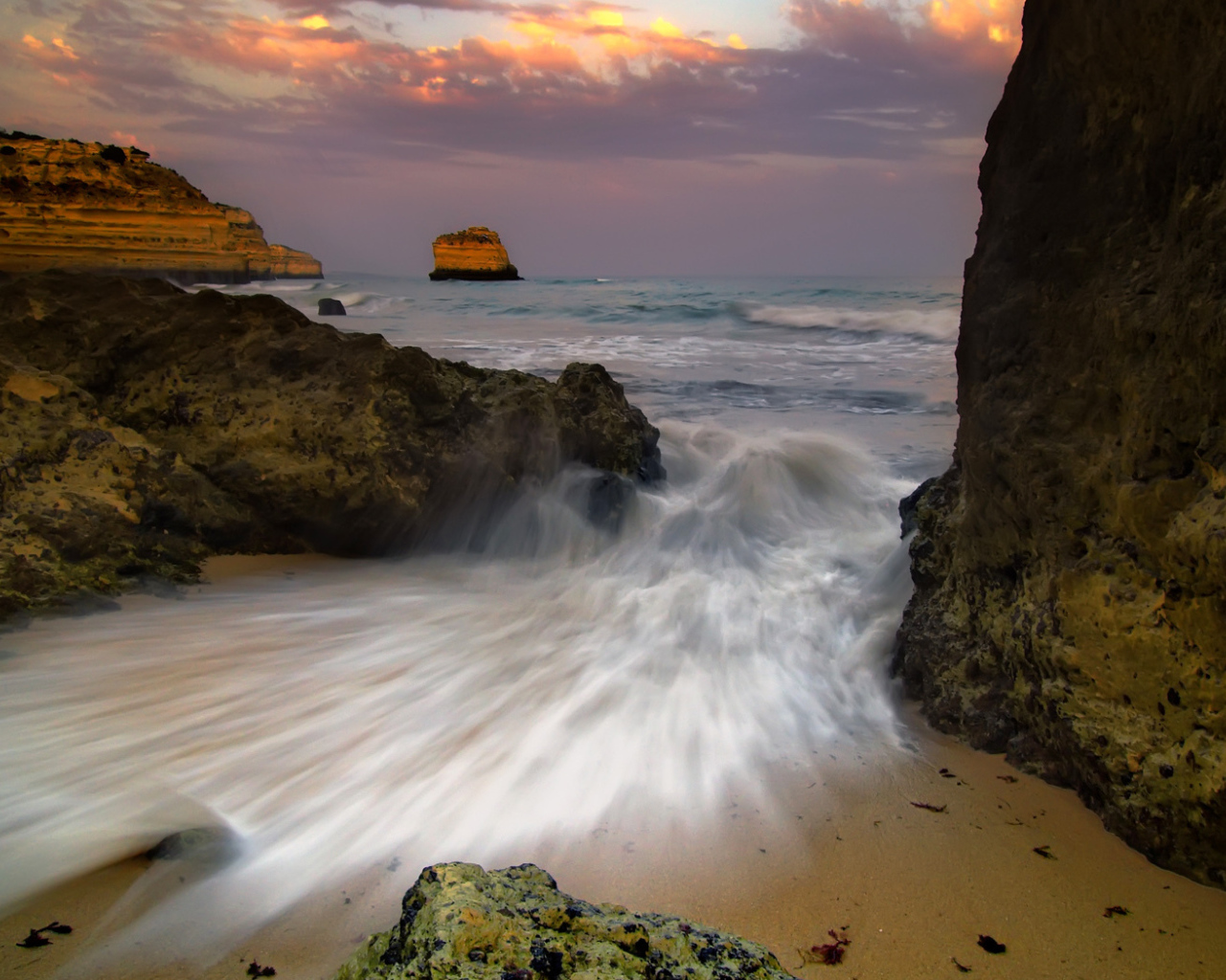 Брызги волны на песке