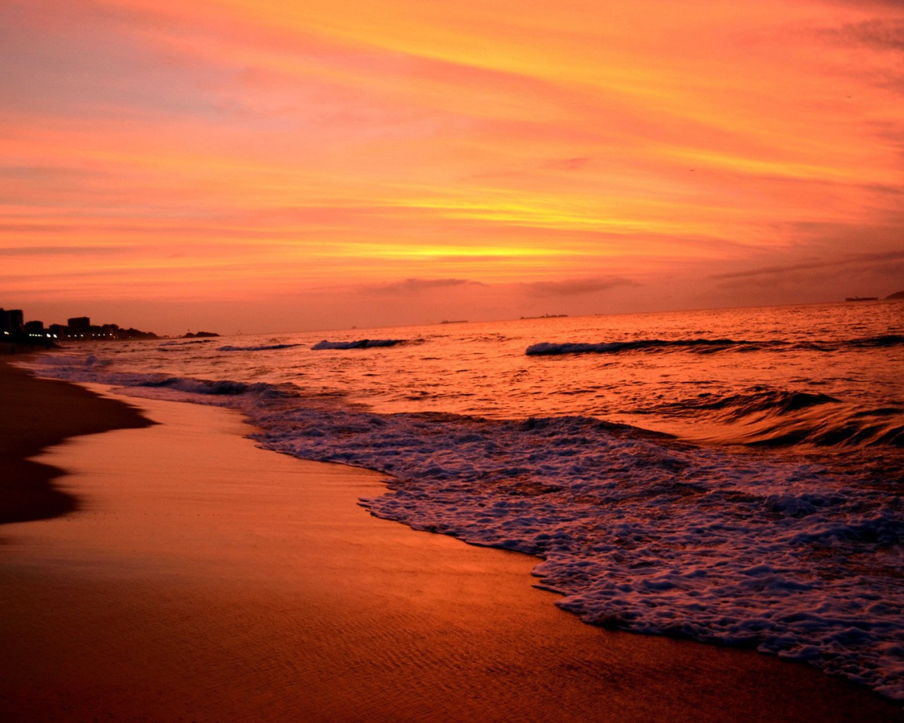 На закате волны лижут пляж