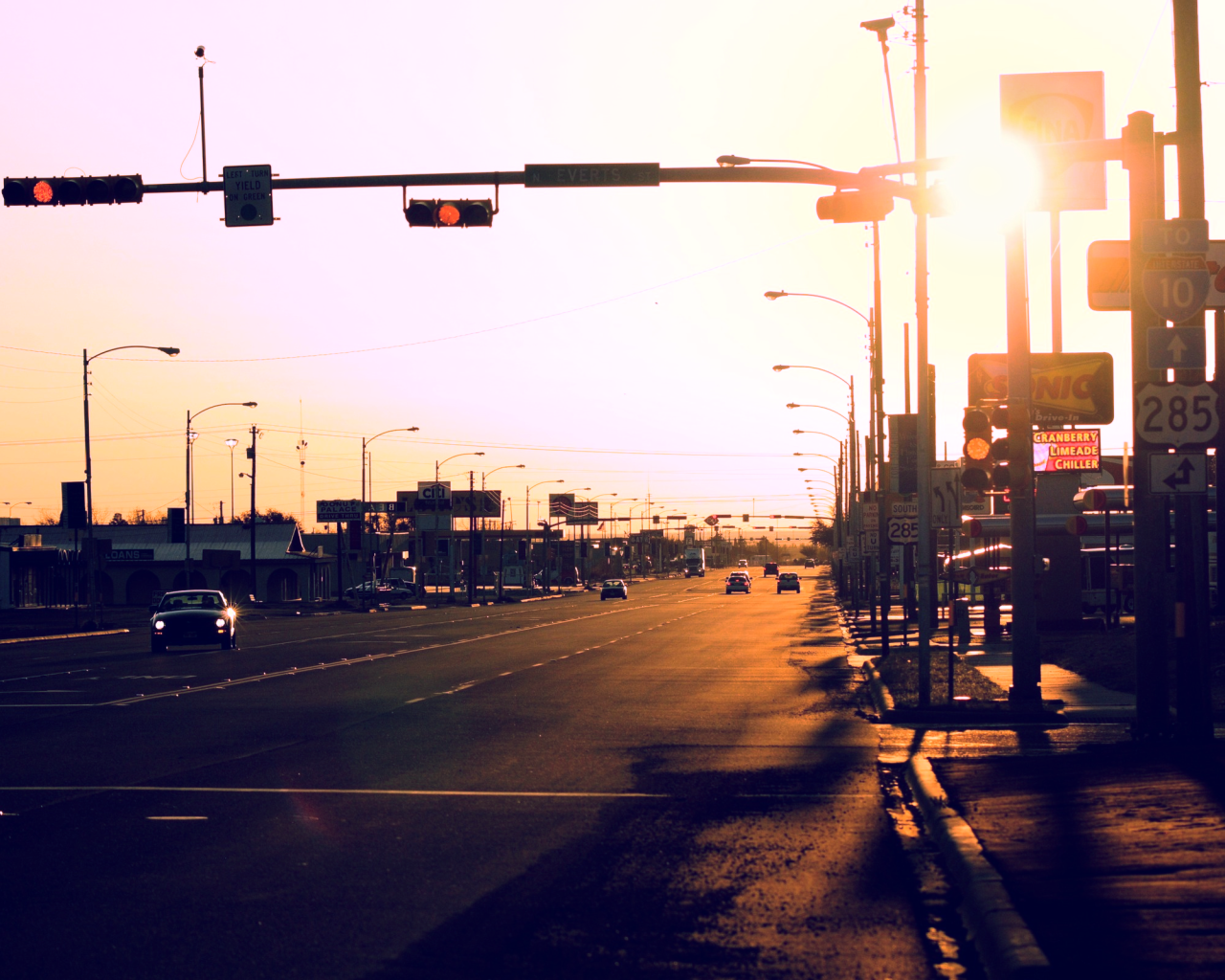 Закат на дороге