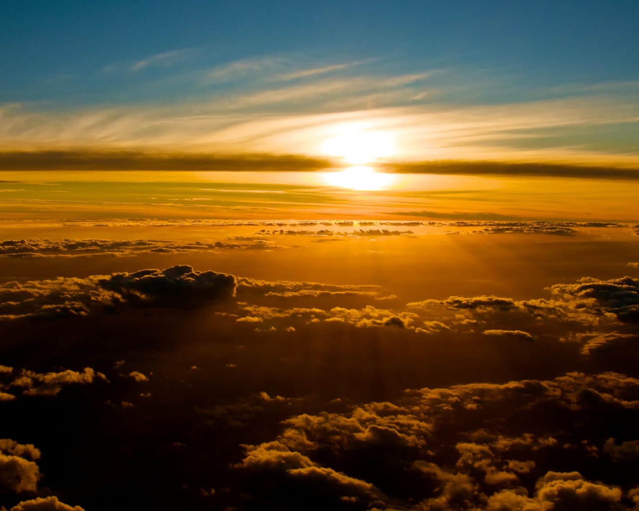 Золотой закат над облаками