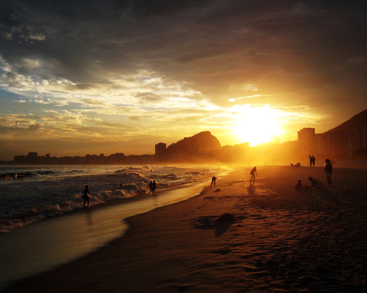 Люди купаются на закате