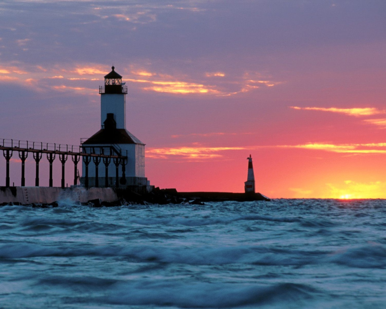 Розовый закат у маяка