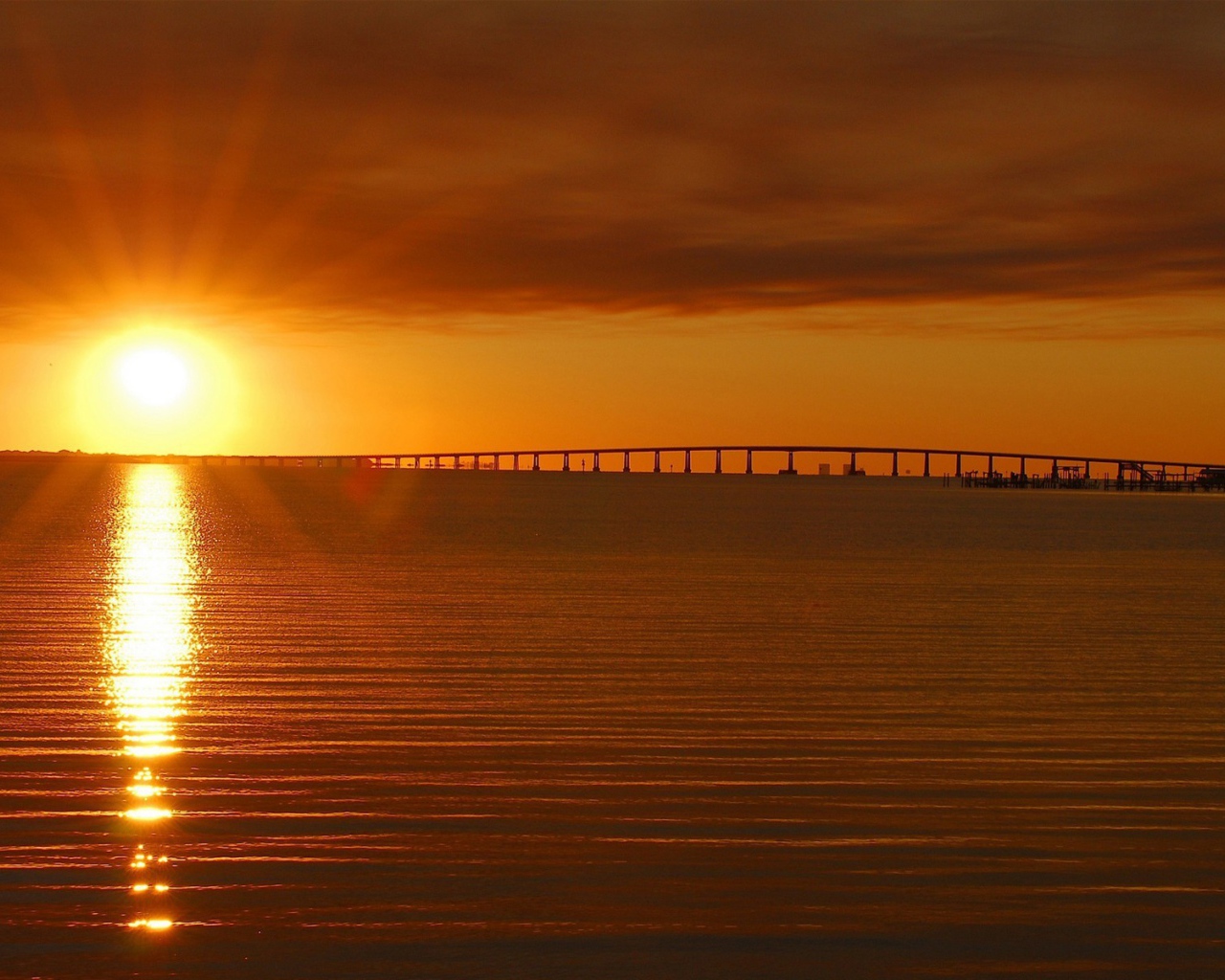 Переливы заката в волнах