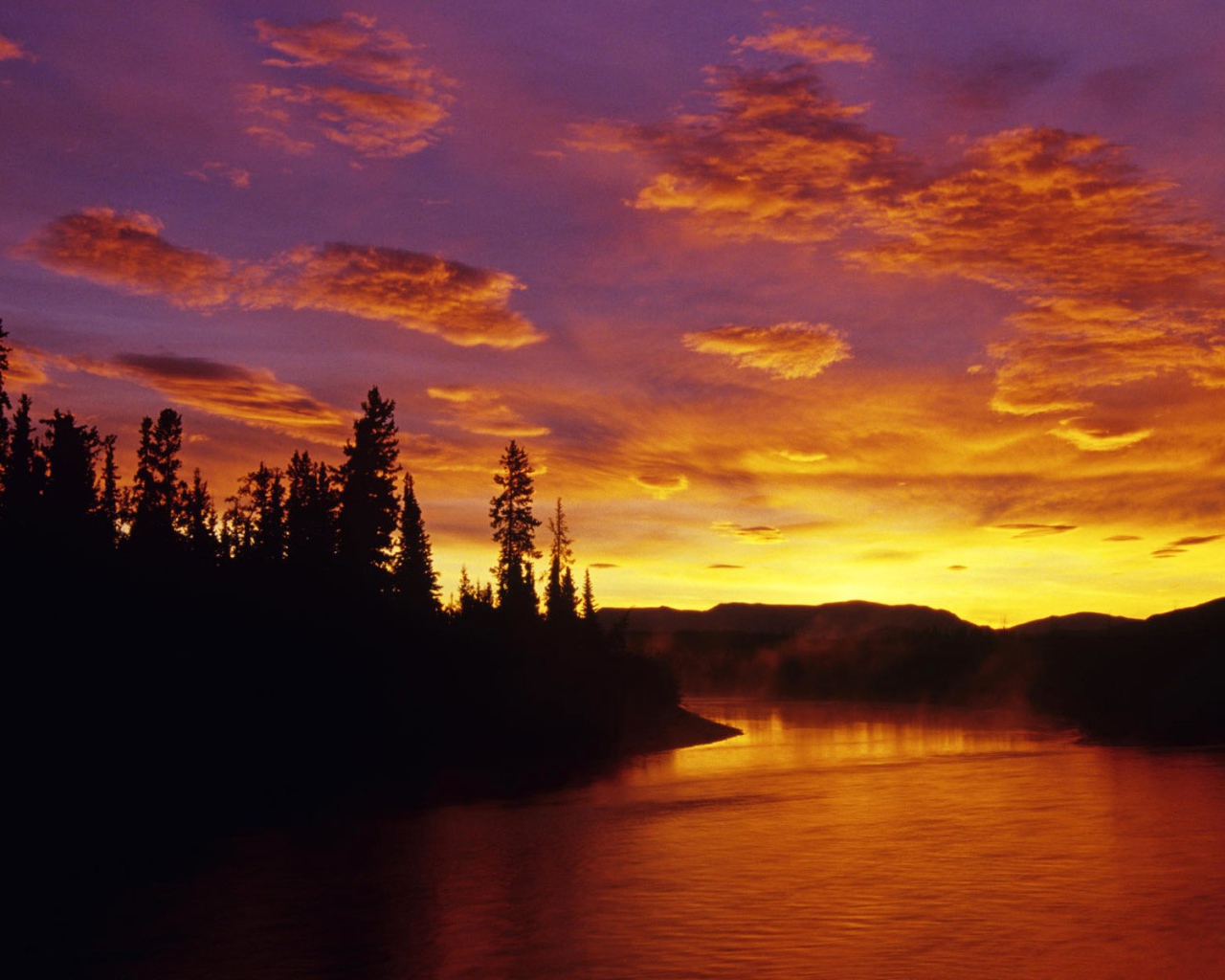 Красный закат на реке