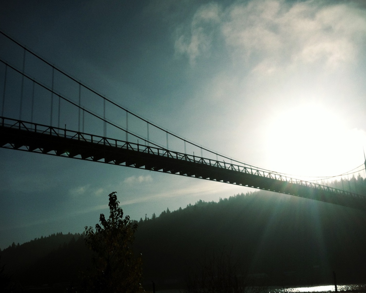 Закат у подвесного моста