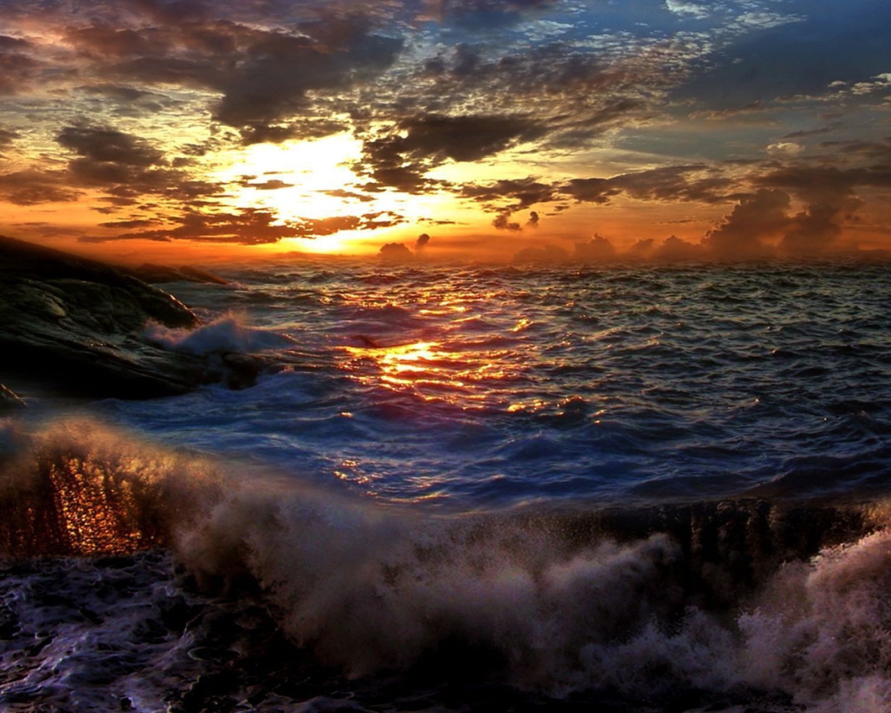 Закат на штормовом море