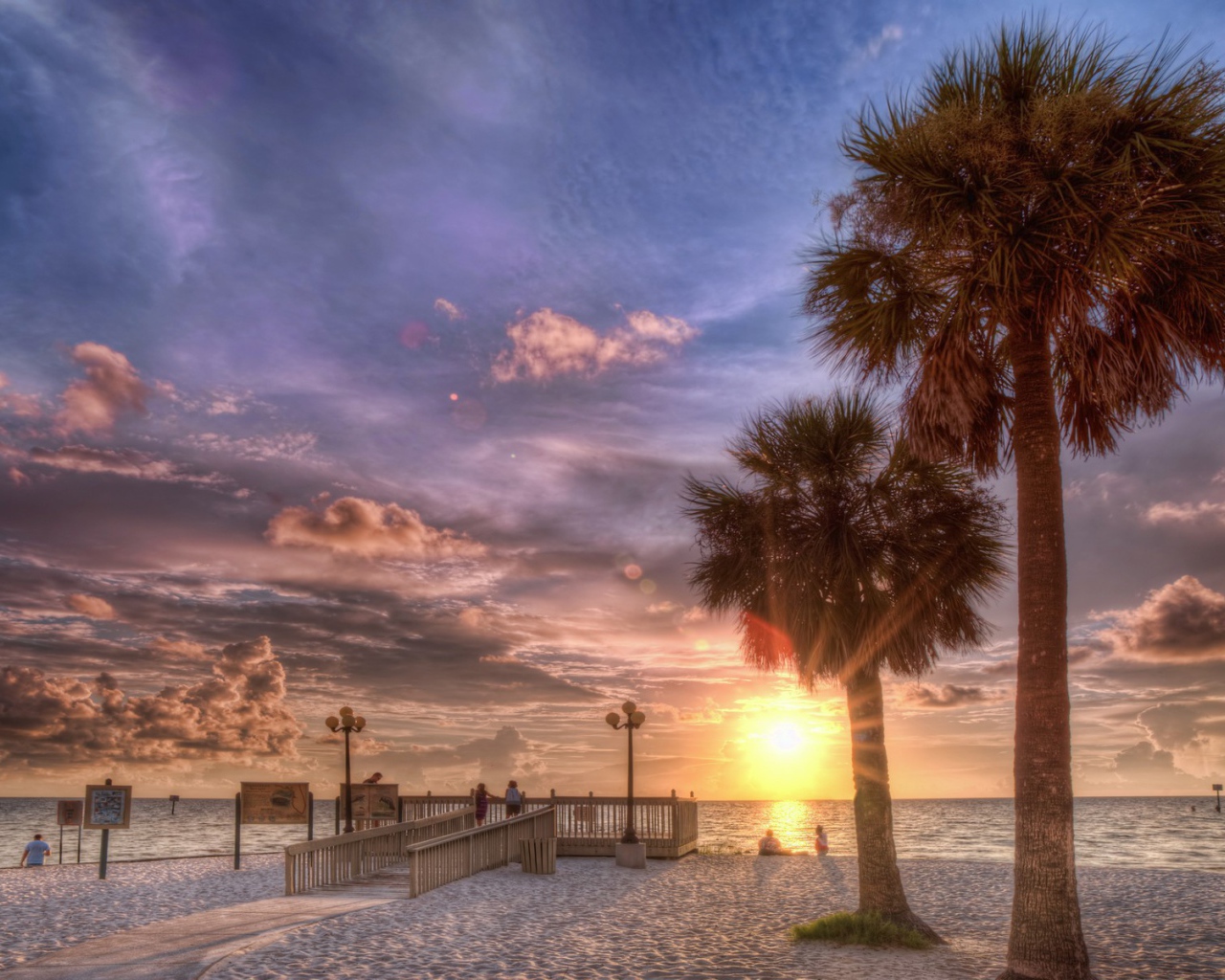 Закат на пляже с пальмами