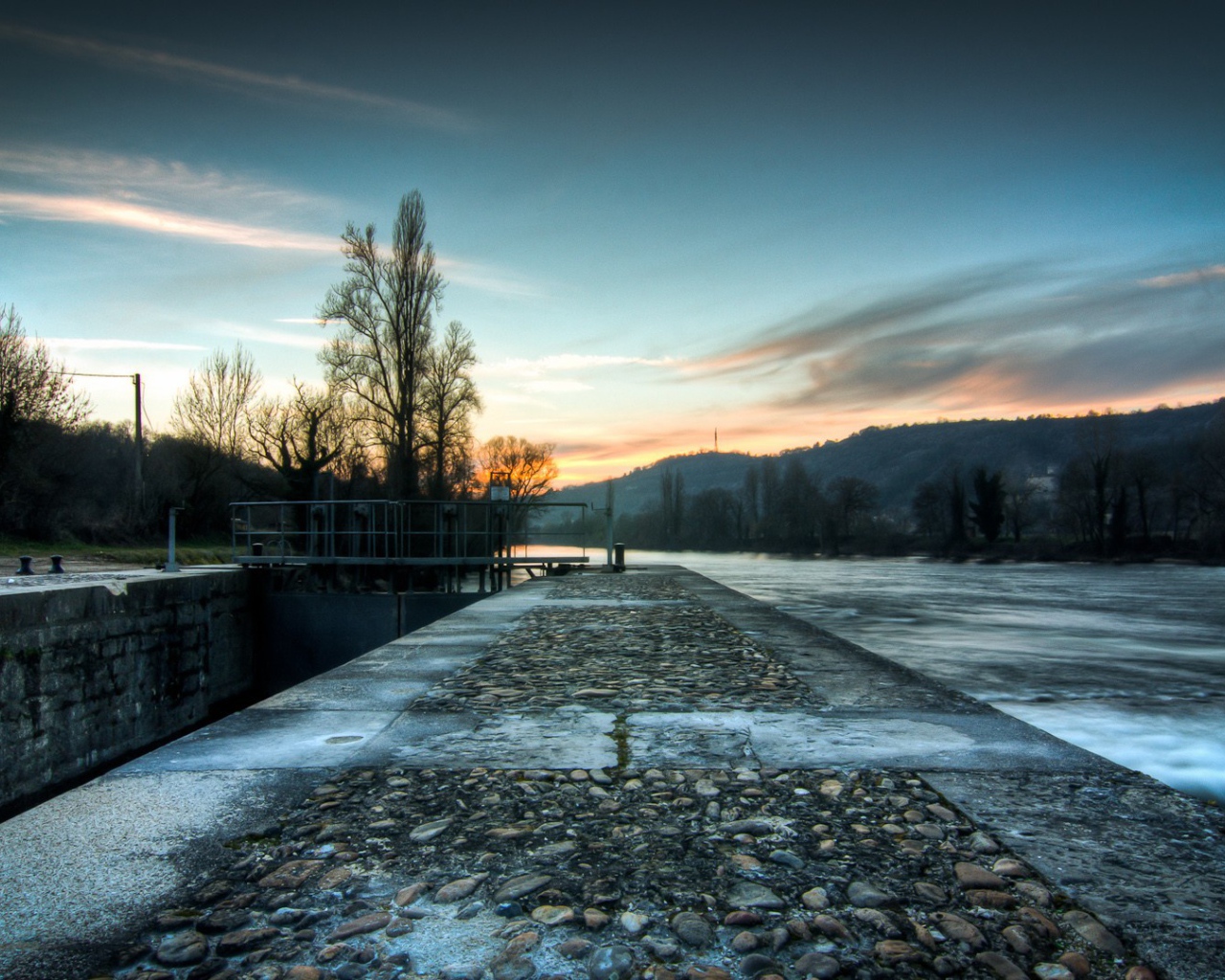 Закат на реке