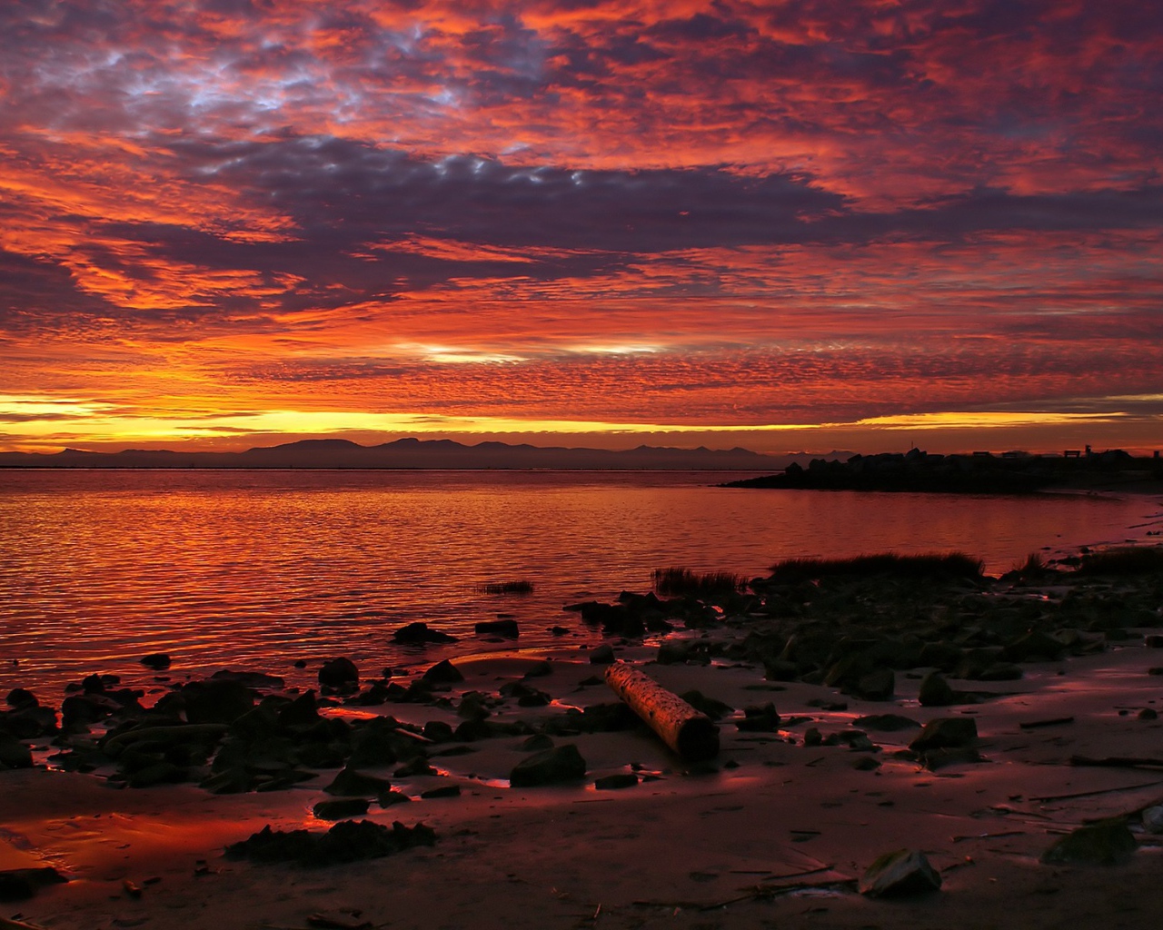 Закат на диком пляже