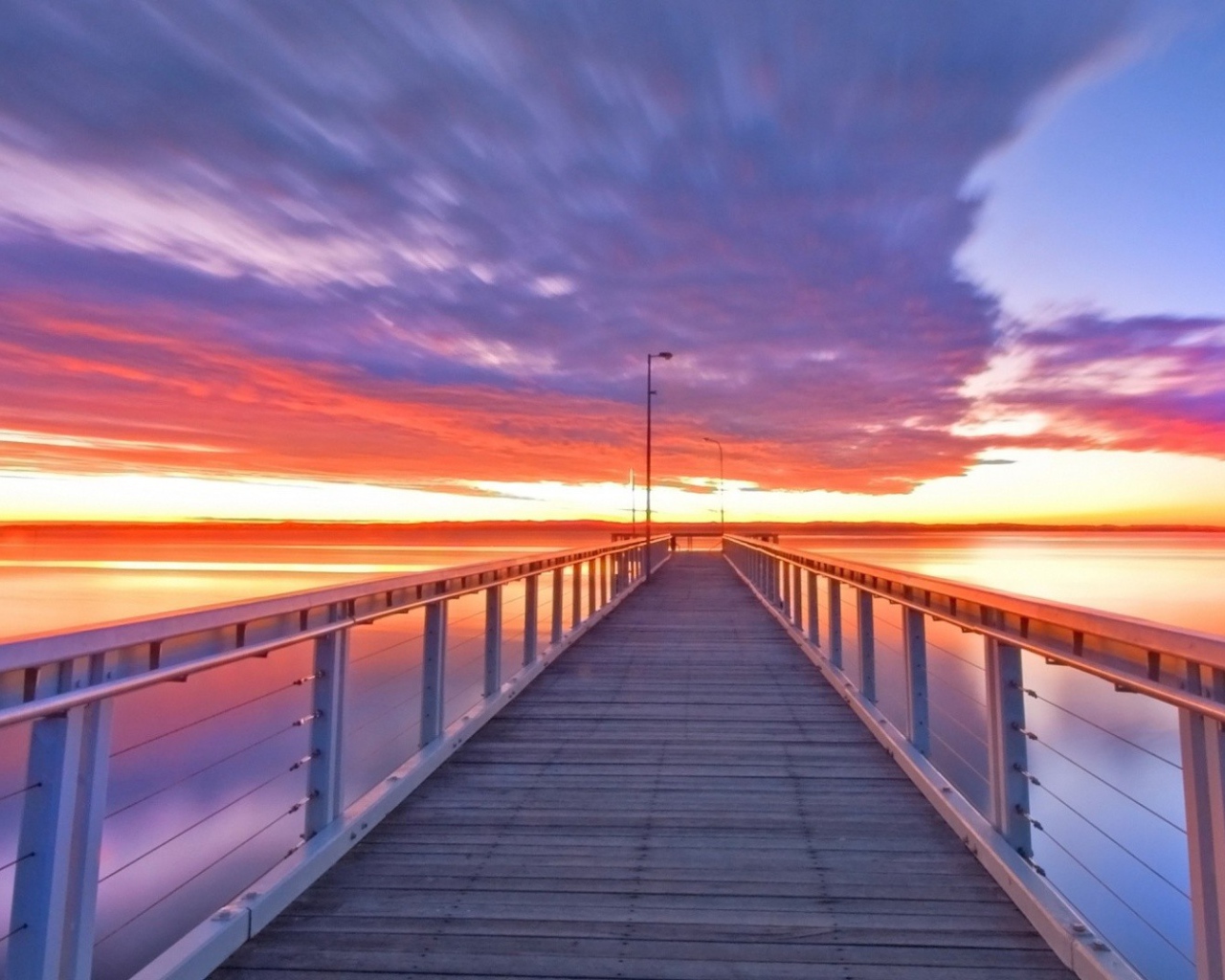 Закат над причалом