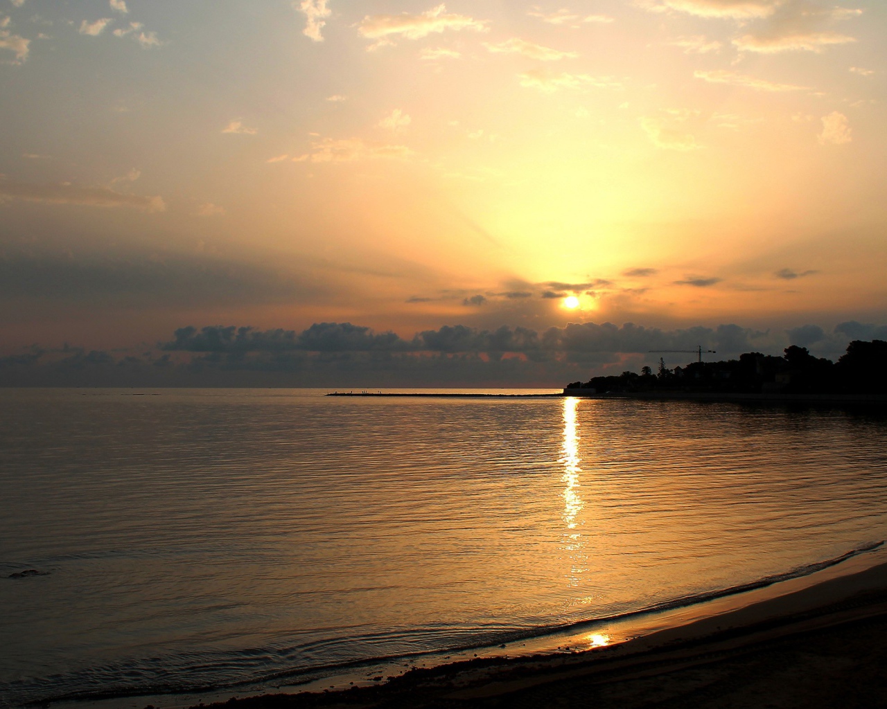 Закат над спокойным морем