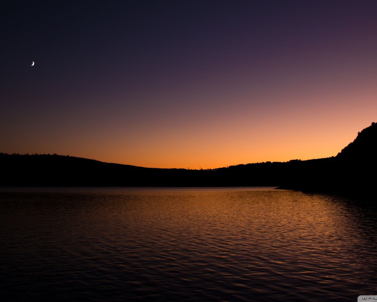 Закат с Луной на небе