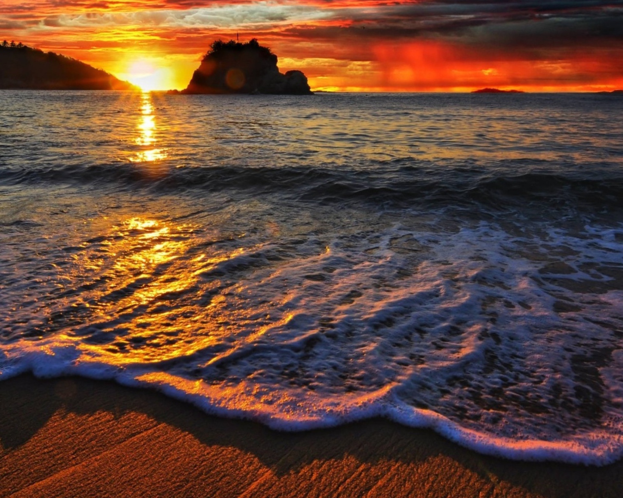 Пена волн на закате