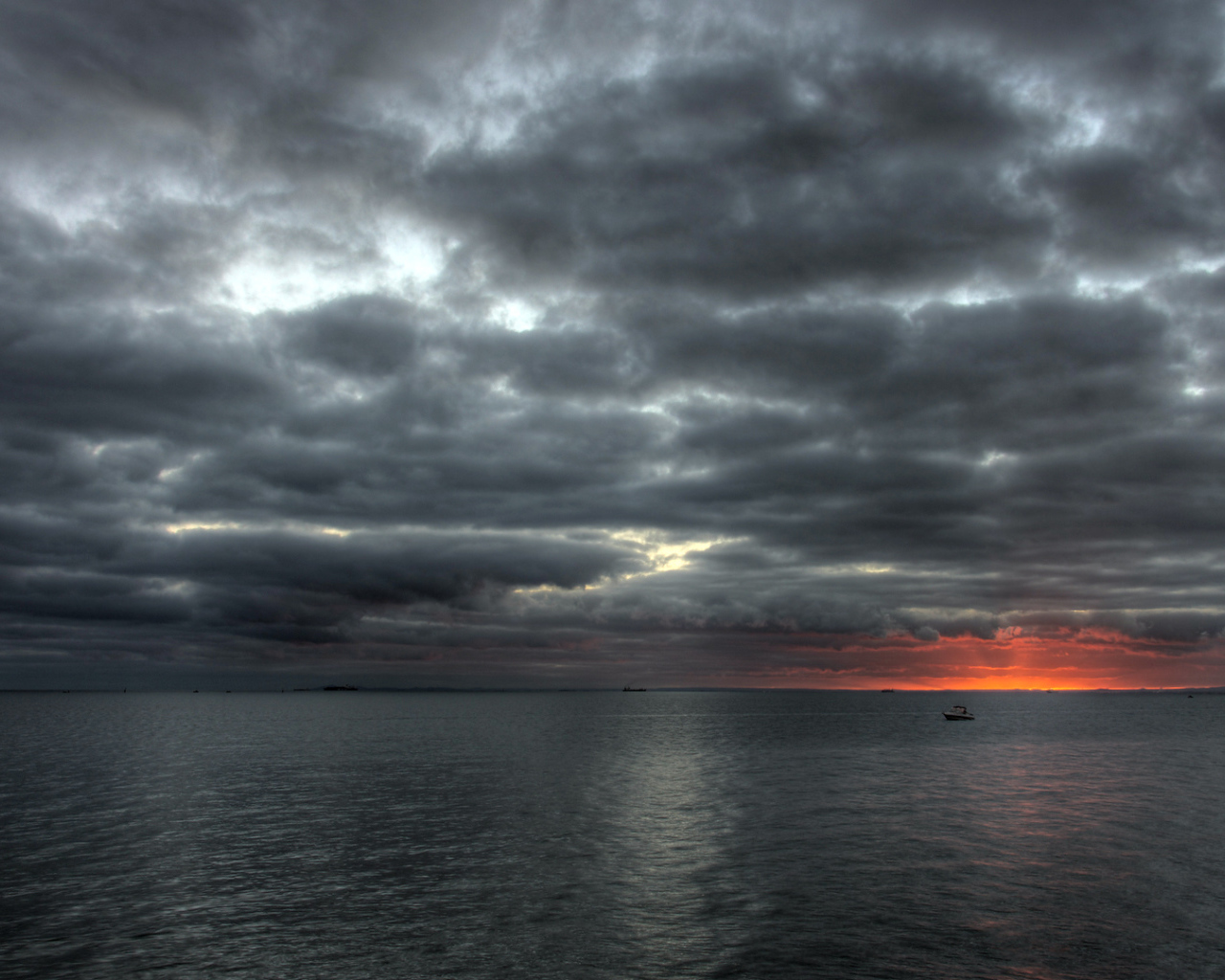 Лучи солнца на облачном небе