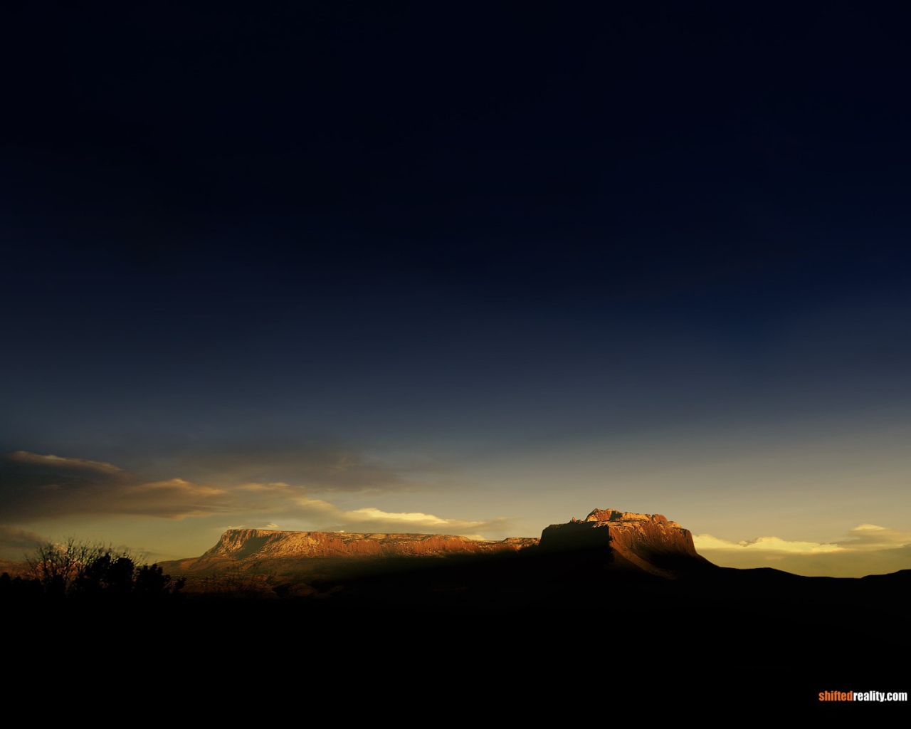 Солнце на закате освещает гору