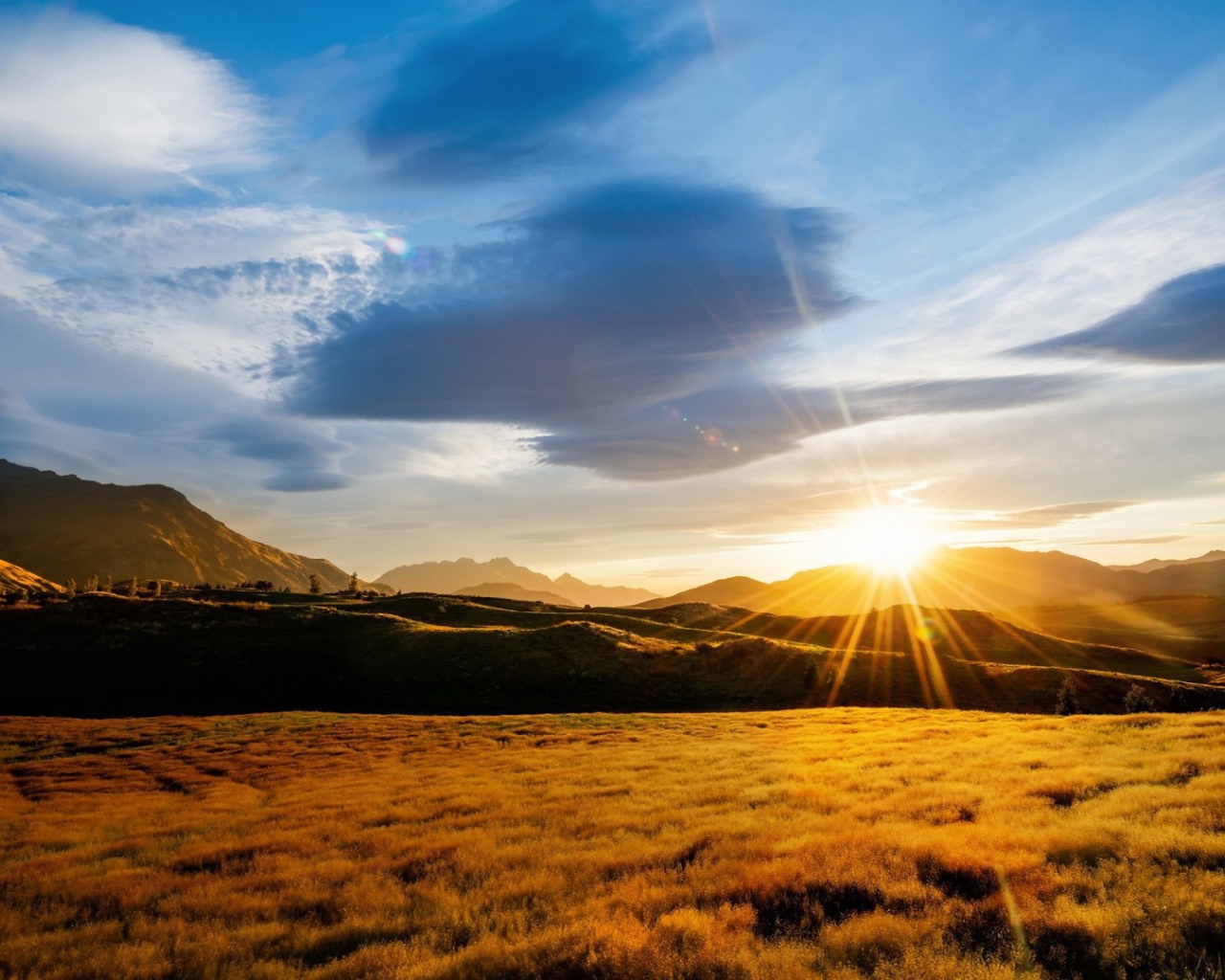 Солнце заходит за гору