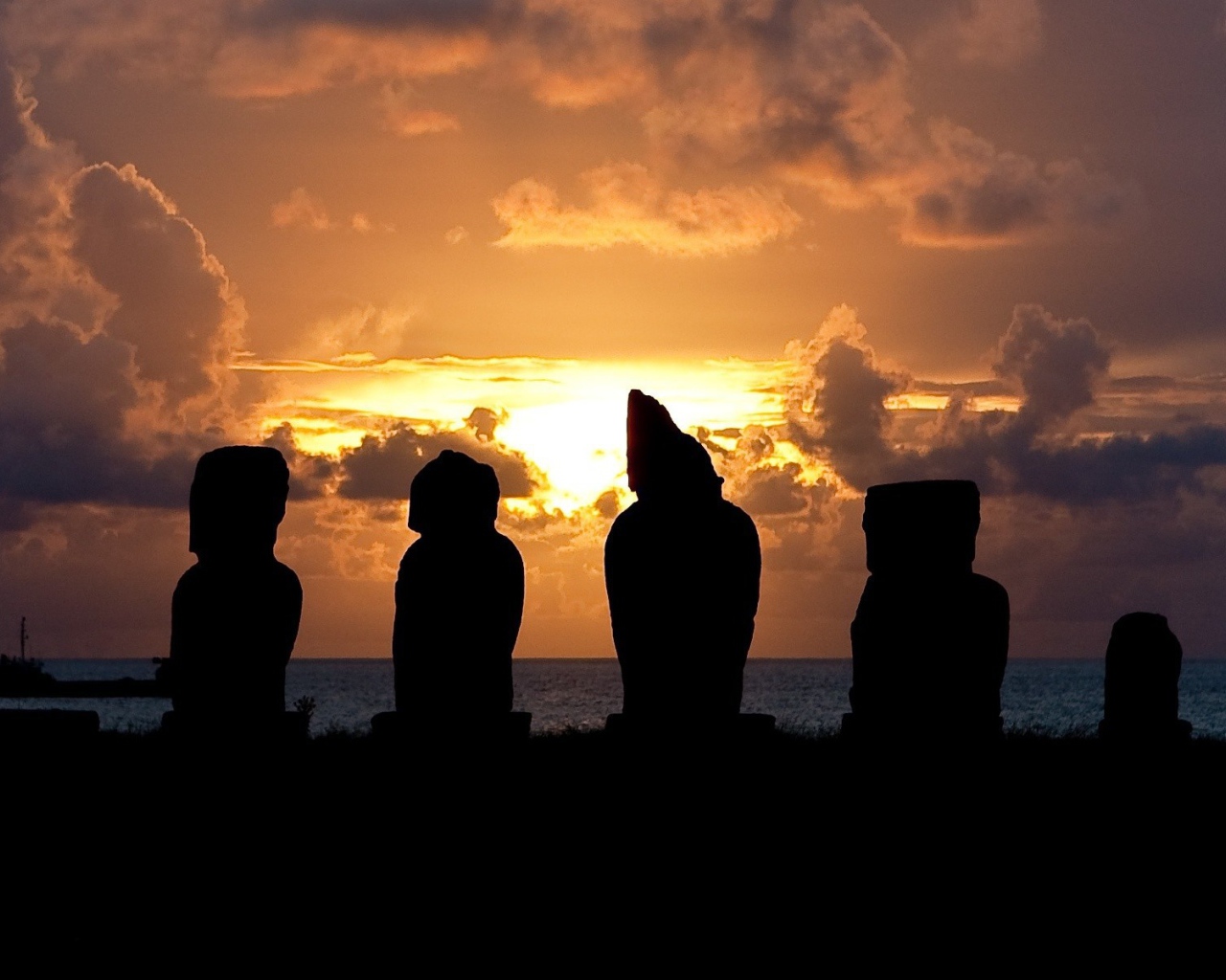 Силуэты статуй на закате