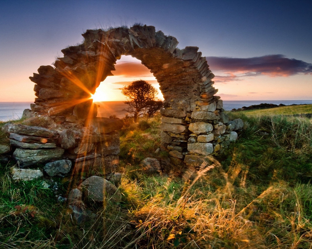 Закат у старинной арки