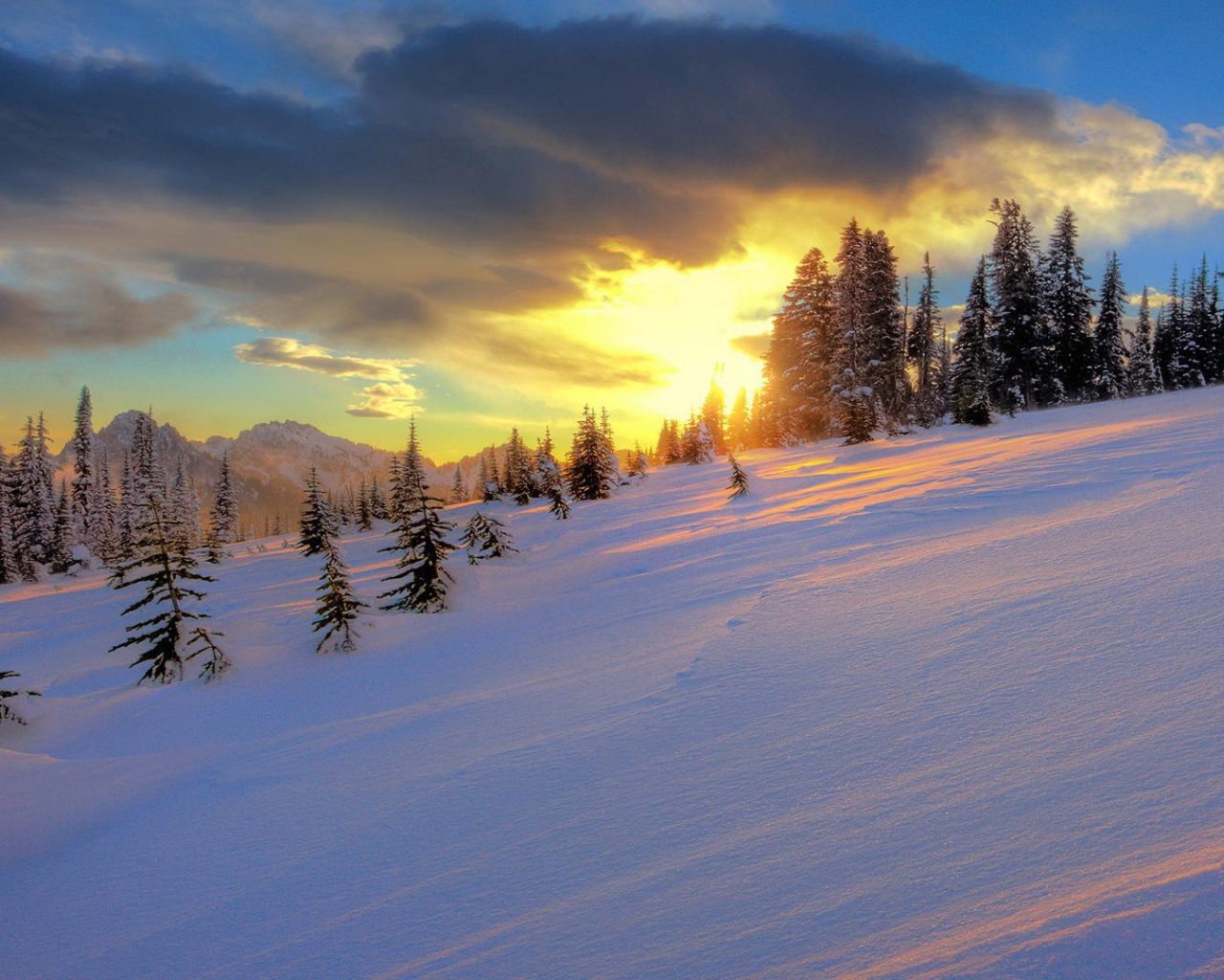 Закат на склоне горы