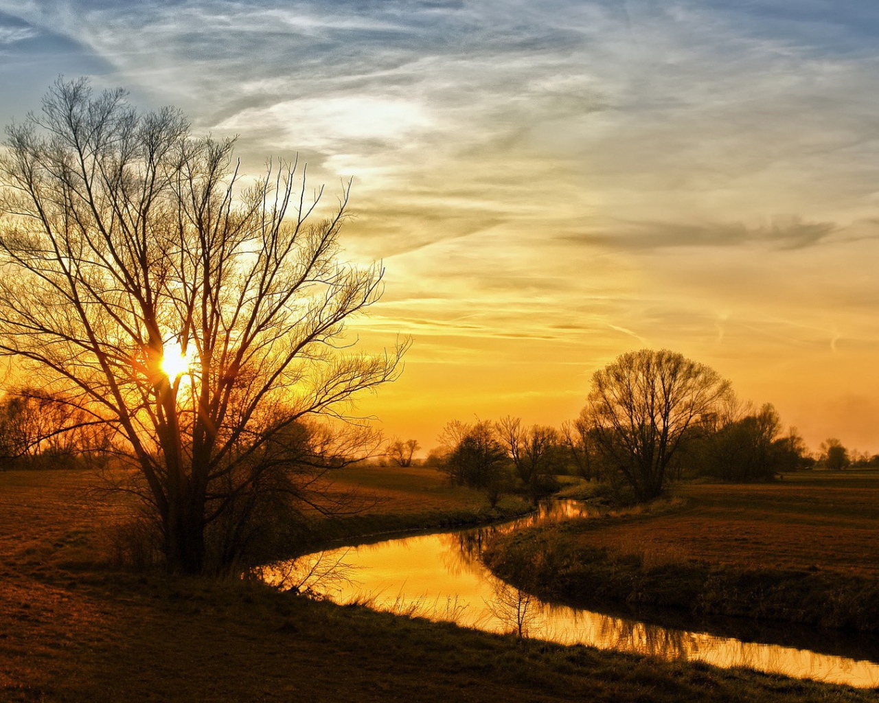 Закат над полем и рекой