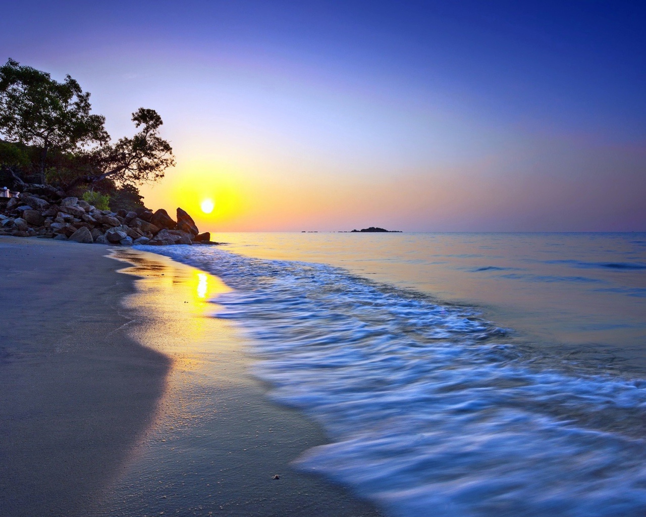 Желтый закат на пляже