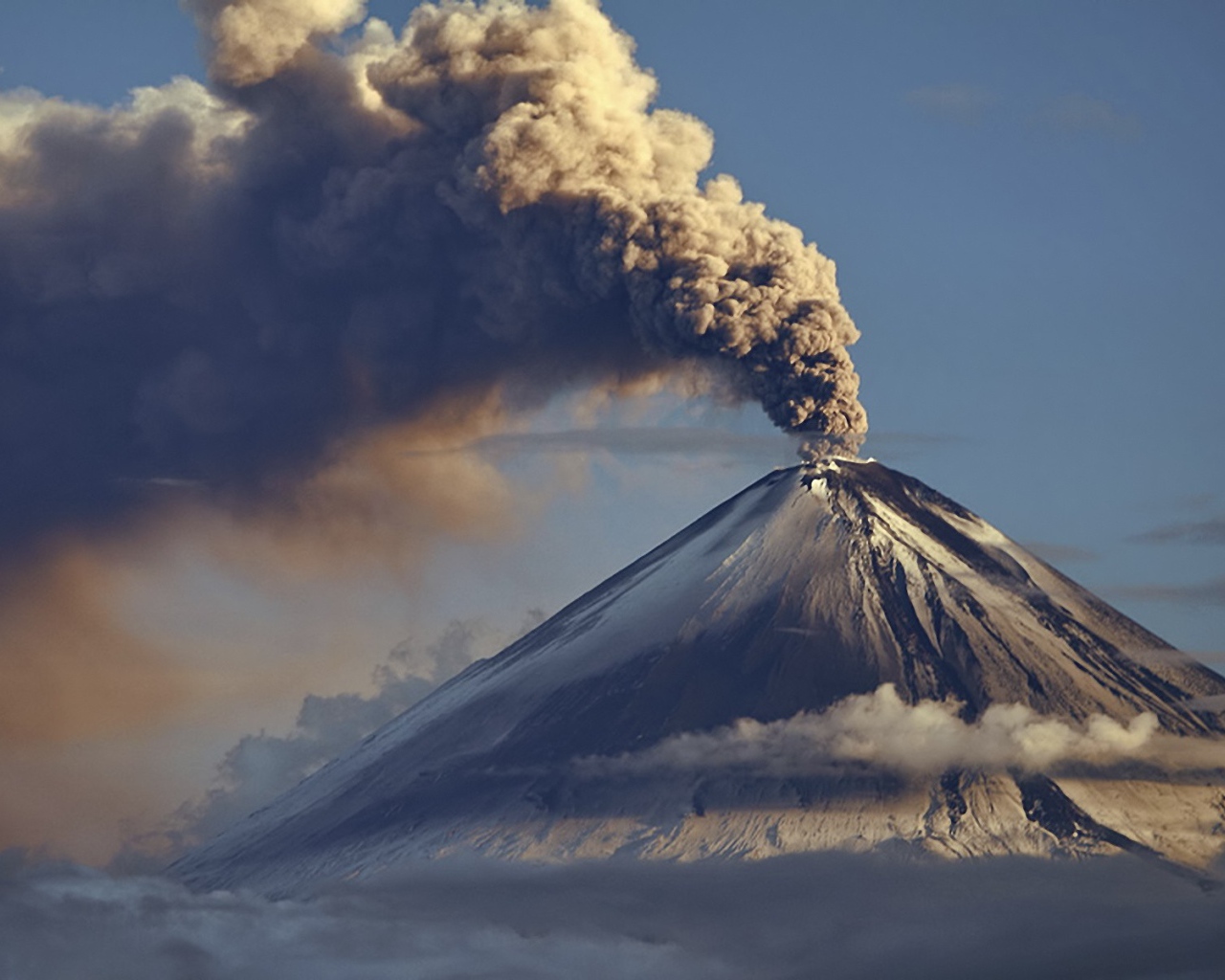 	 Volcano smokes