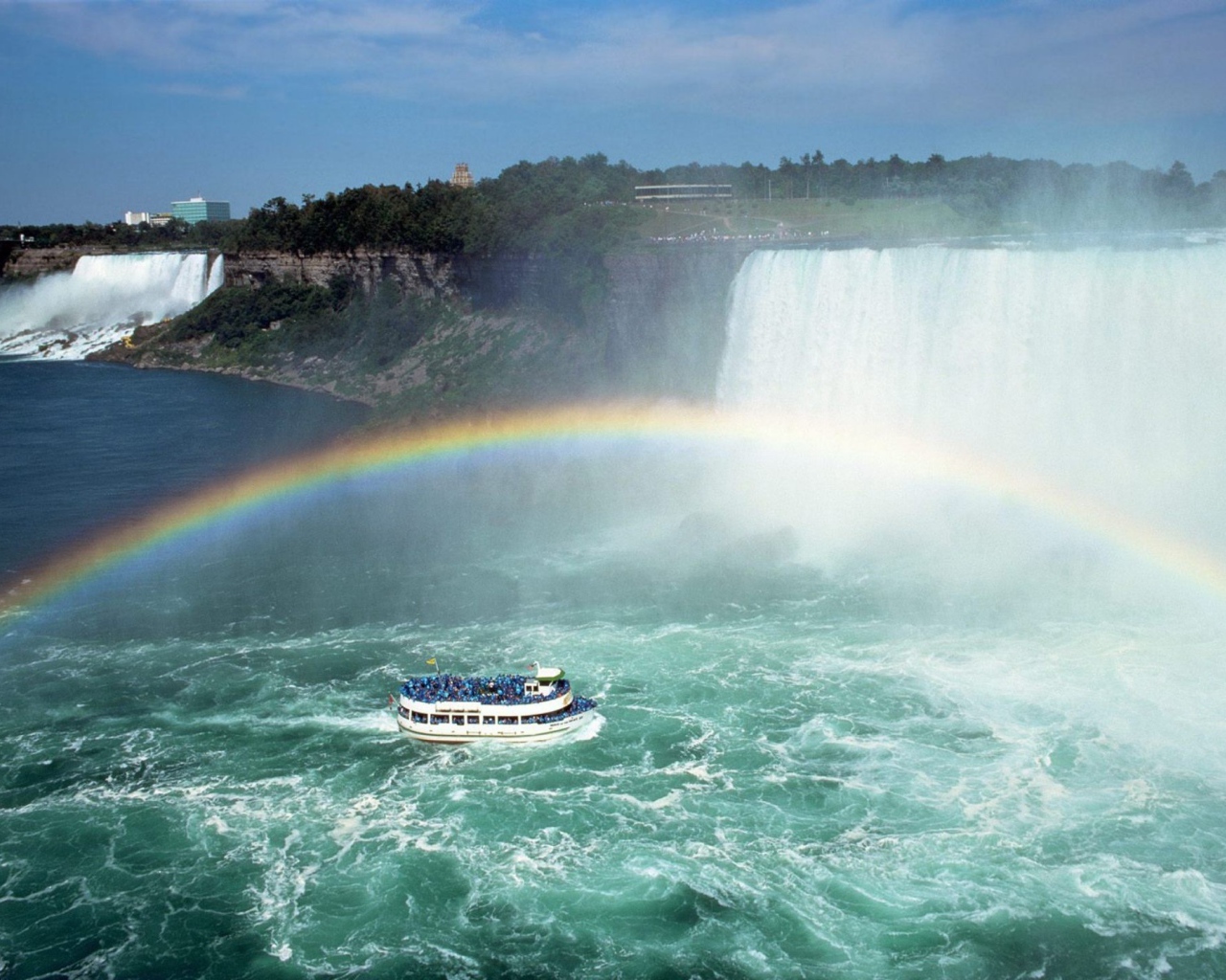 Катер под радугой у водопада