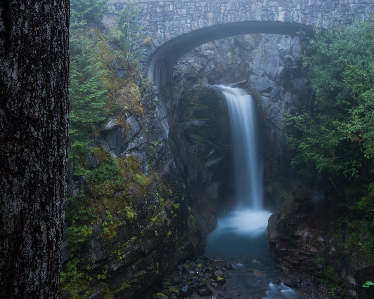 Водопад среди гор