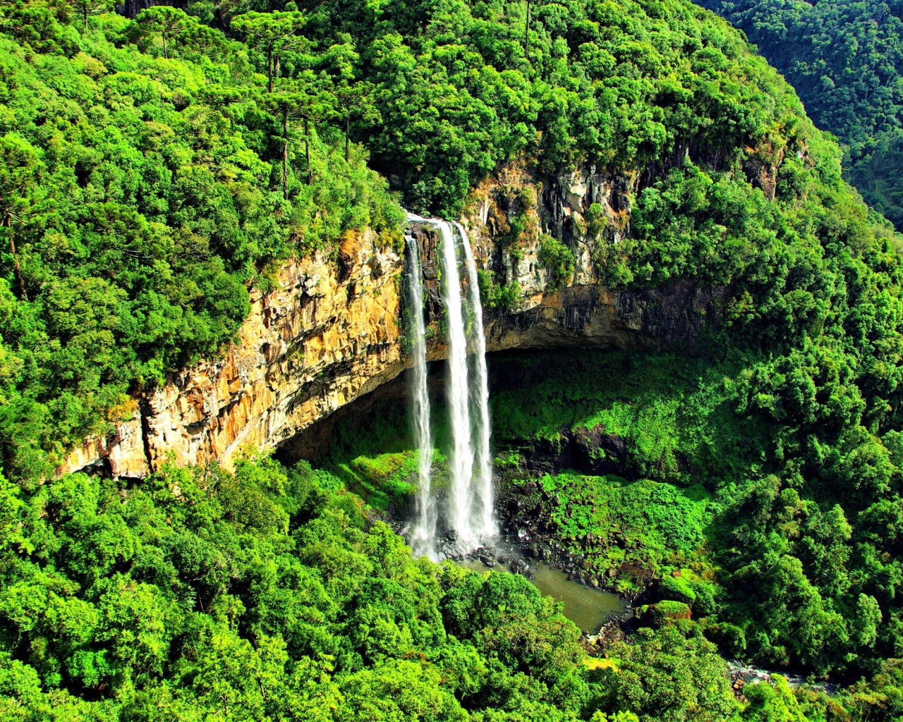 Водопад в горах