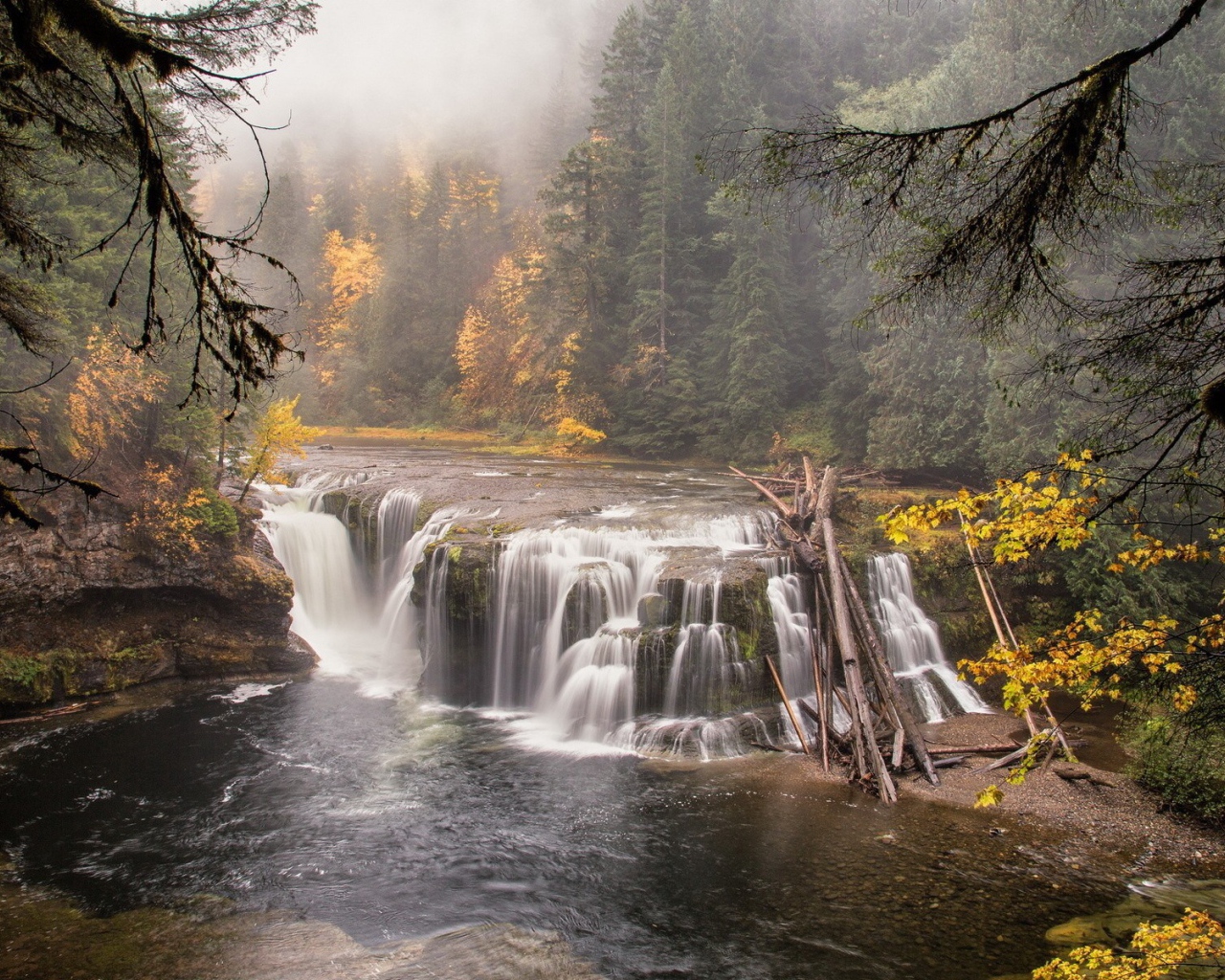 Пейзаж с водопадом на реке