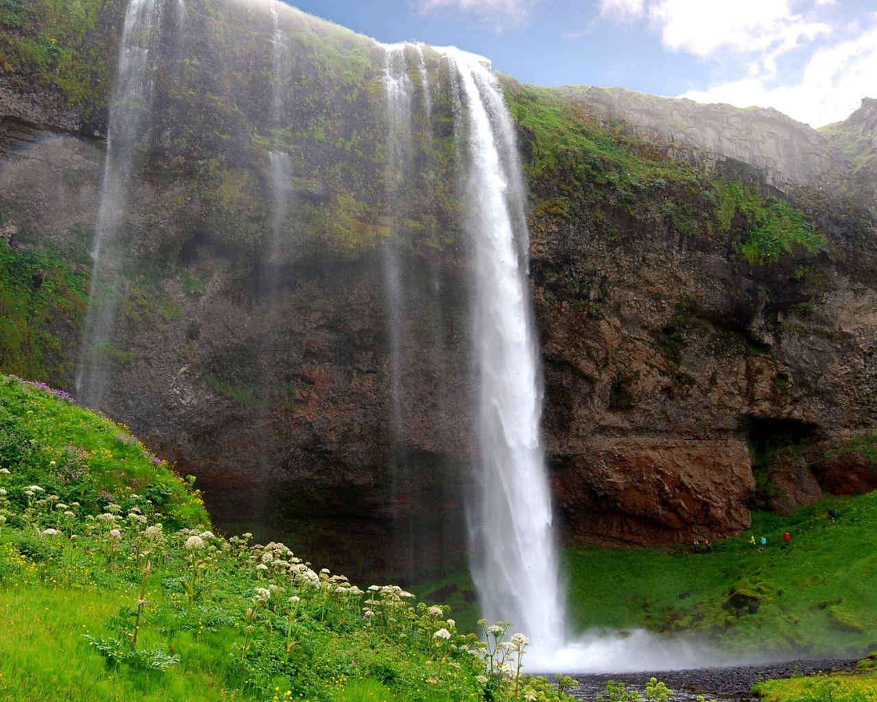 Люди у водопада