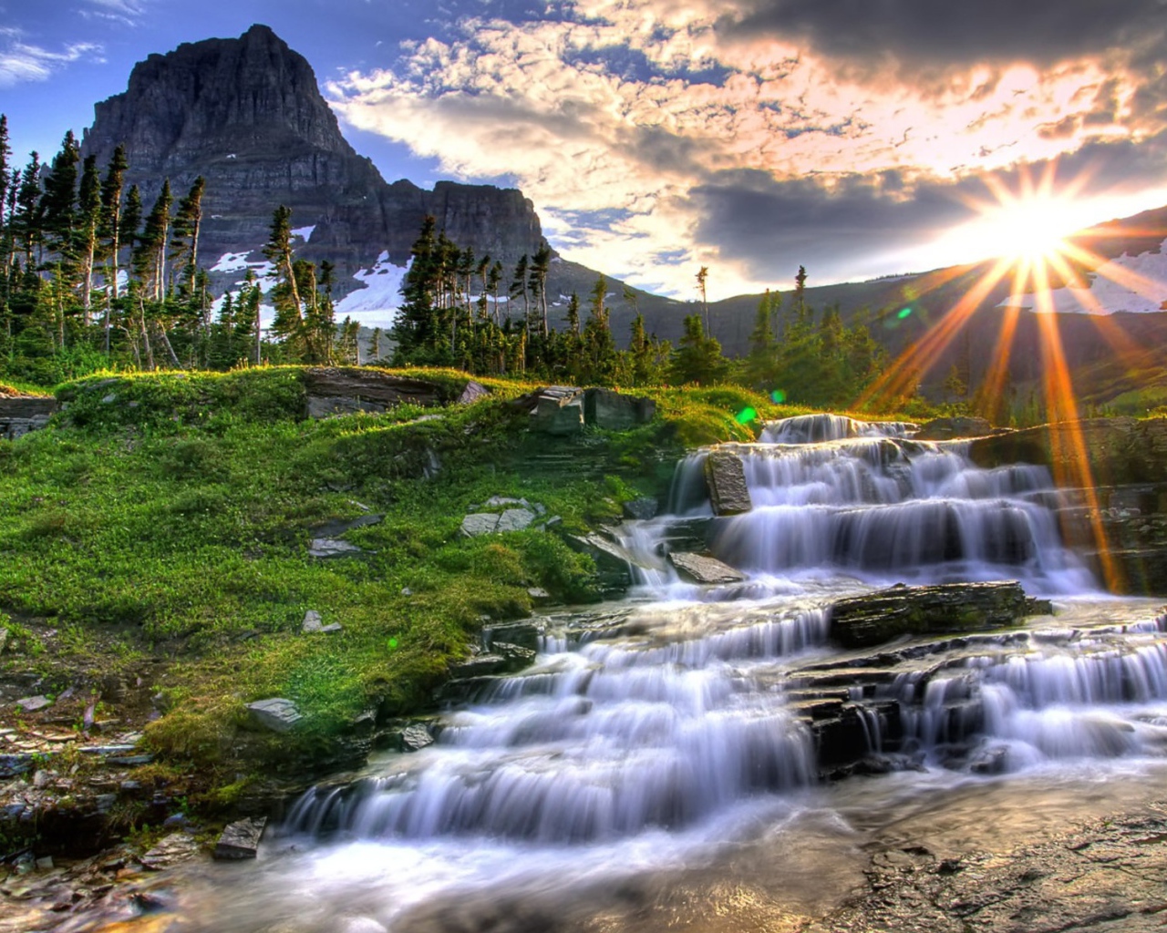 Закат у каскадного водопада